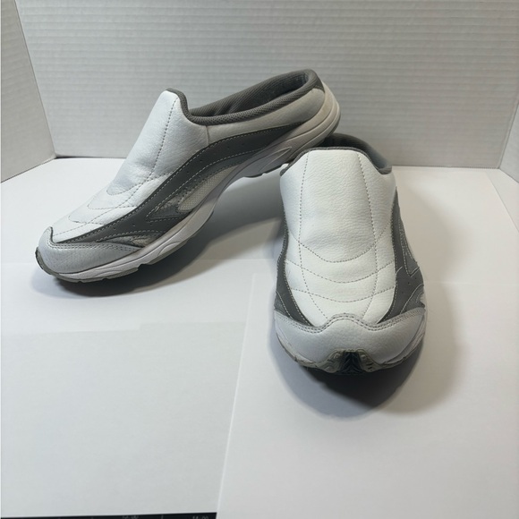 White heelless size 10 shoes. - Picture 4 of 4